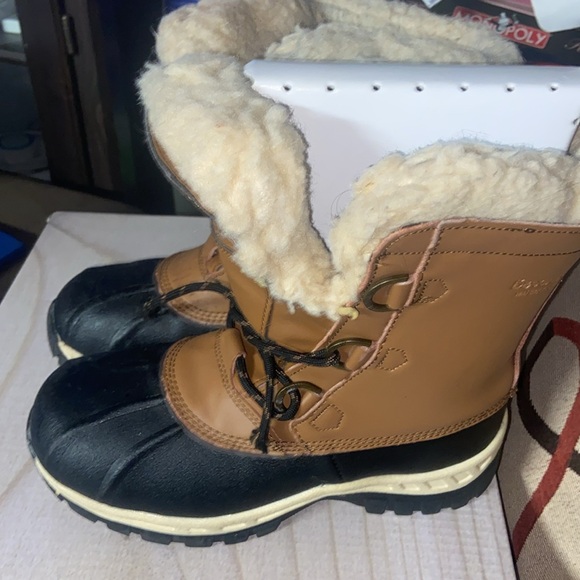 Kids Youth Tan Bearpaw boot.. - Picture 2 of 5